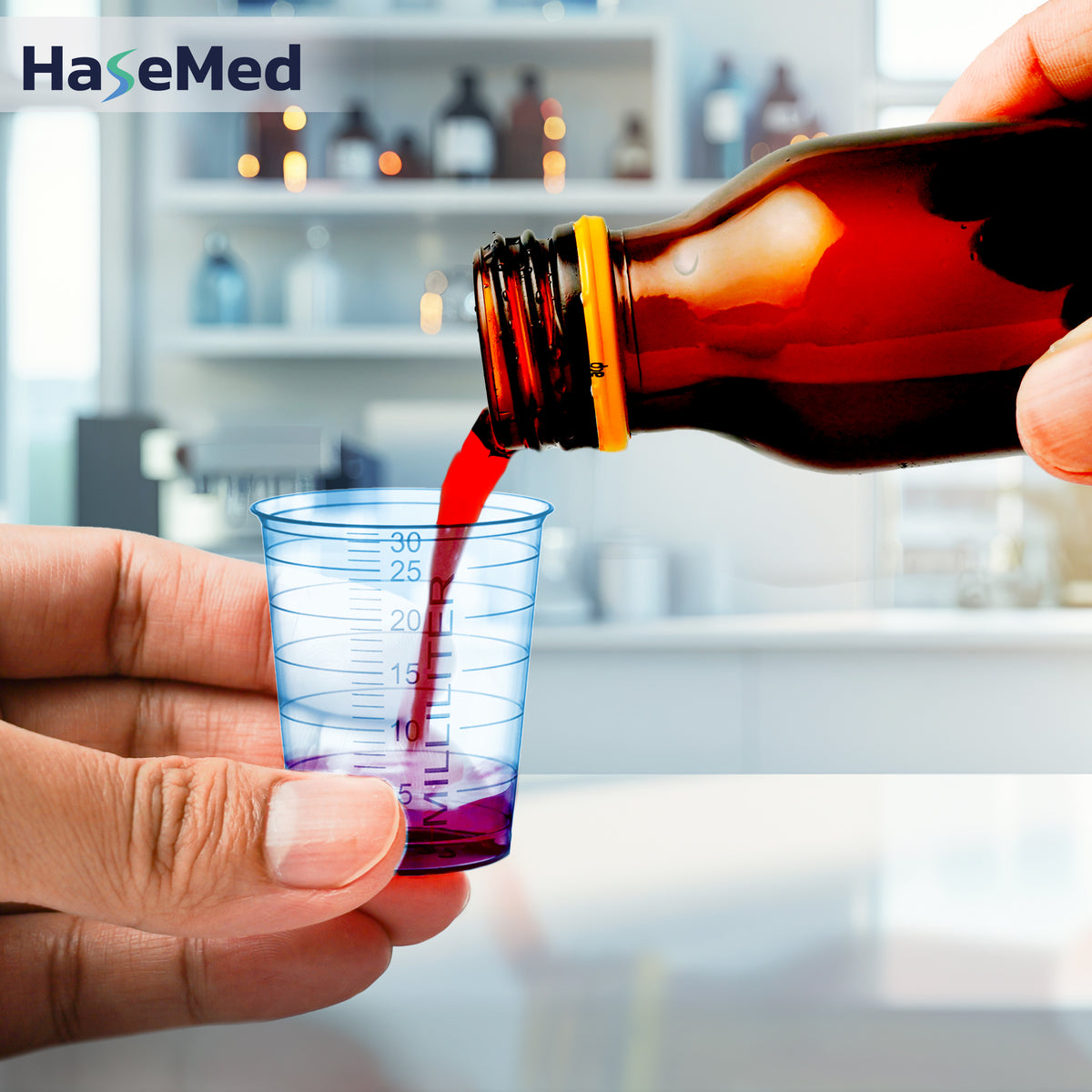 Bicchierino per medicinali HaseMed da 30 ml blu in uso; venduto in confezioni da 80 bicchierini di un solo colore, senza coperchi. Liquido e flacone non inclusi.