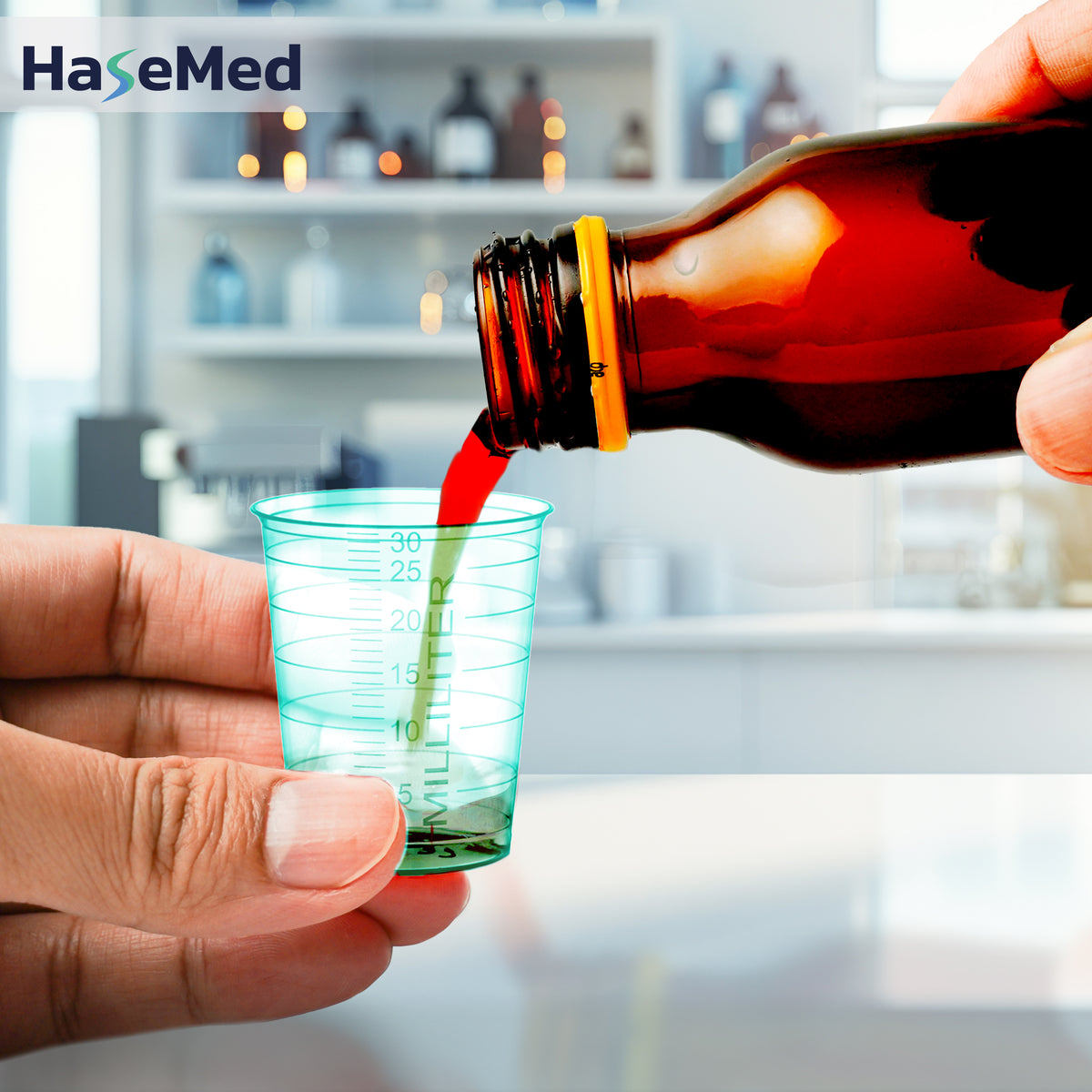 Bicchierino per medicinali HaseMed da 30 ml verde in uso; venduto in confezioni da 80 bicchierini di un solo colore, senza coperchi. Liquido e flacone non inclusi.