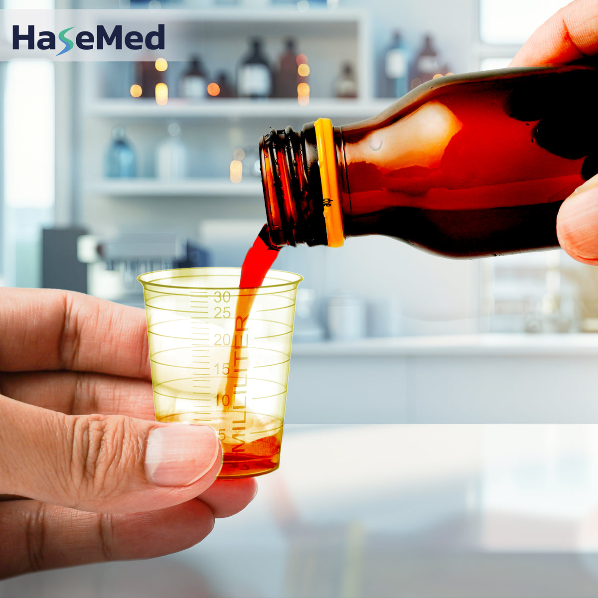 Bicchierino per medicinali HaseMed da 30 ml giallo in uso; venduto in confezioni da 80 bicchierini di un solo colore, senza coperchi. Liquido e flacone non inclusi.